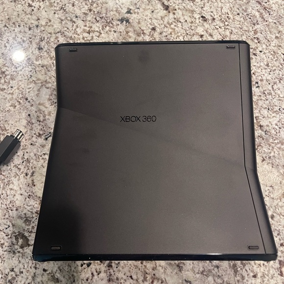 Xbox 360 4GB Kinect Bundle. Xbox 360 console, Kinect adapter, 2 wireless remotes - Picture 11 of 14